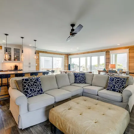Bright Emerald Isle Home - Walk To The Beach!